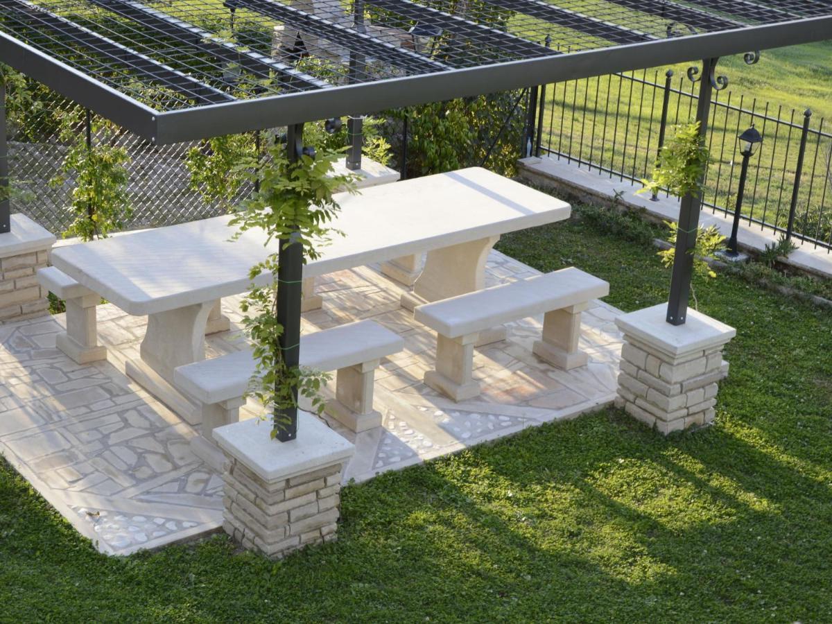 Belvilla By Oyo Graceful Apartment With Garden Petrella Guidi Exterior photo
